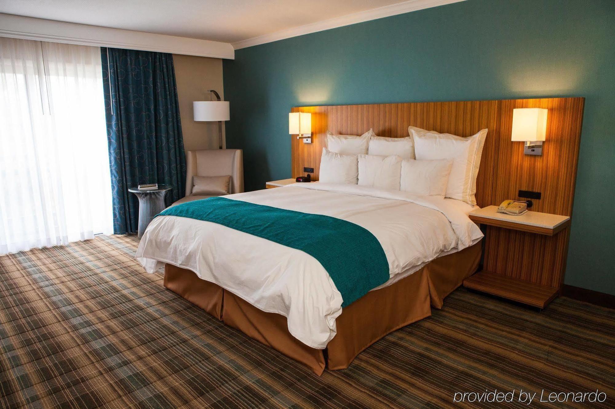 Ontario Gateway Hotel Room photo